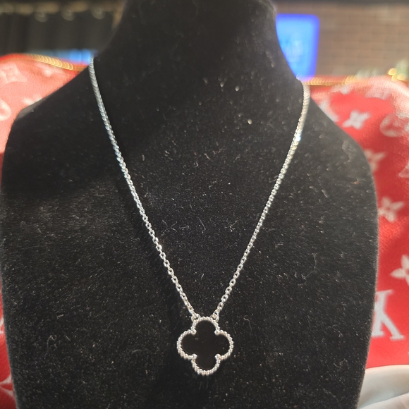 Elegant Silver Clover Pendant Necklace - Picture 1 of 7